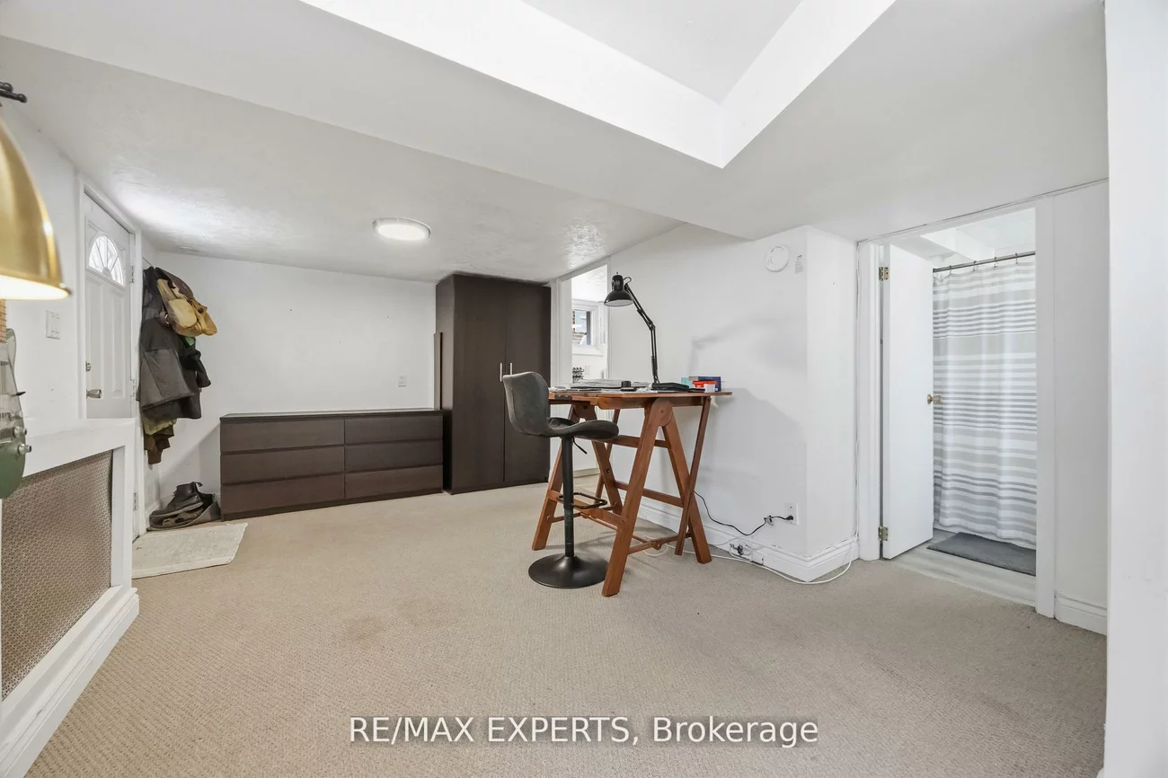 221, Clonmore, Birchcliffe-Cliffside, Toronto