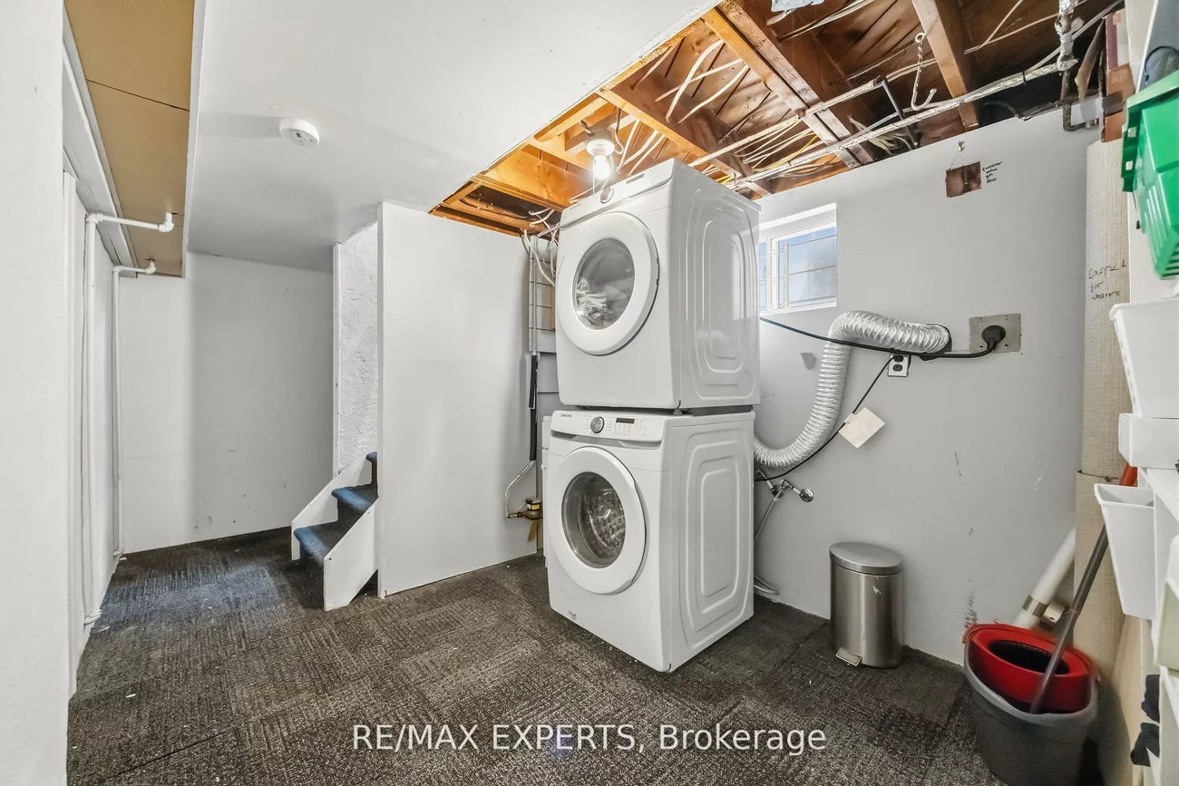 221, Clonmore, Birchcliffe-Cliffside, Toronto