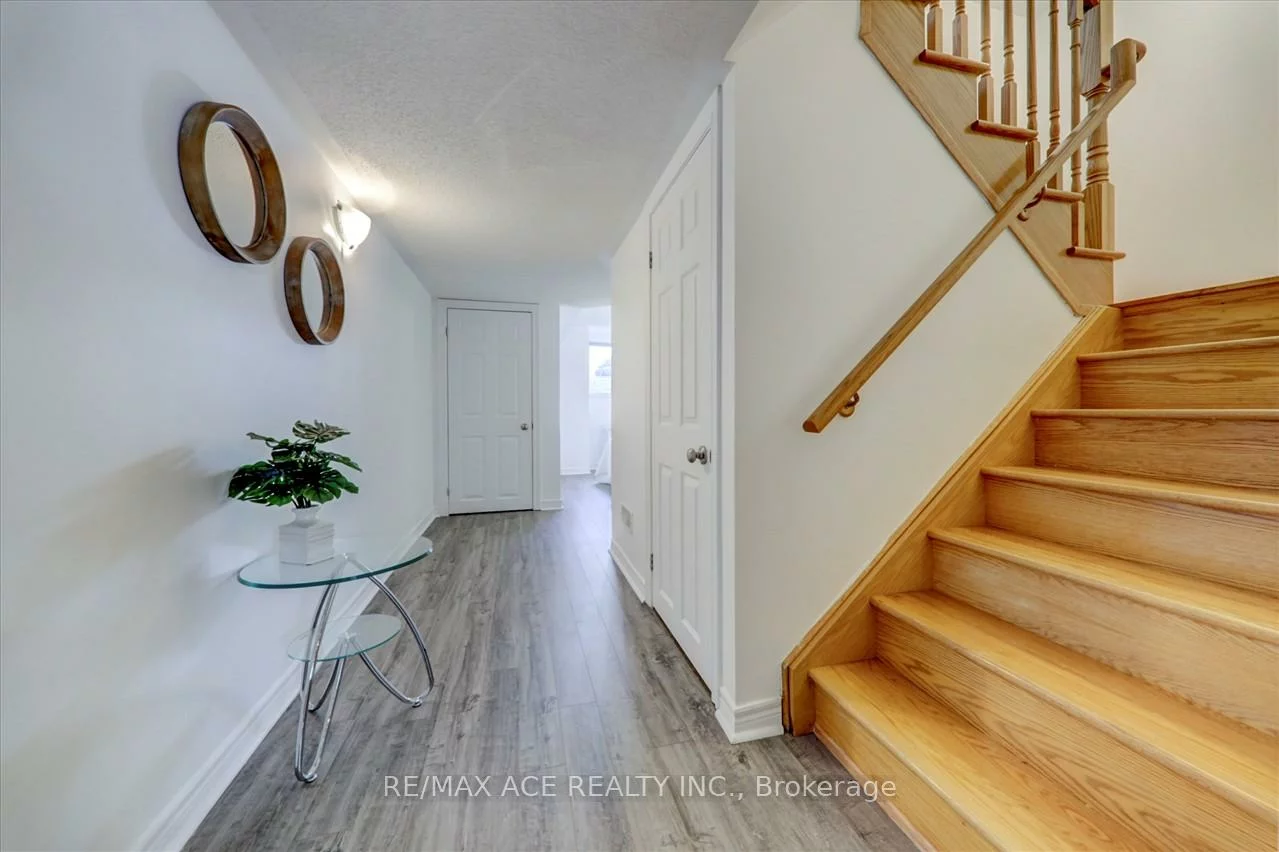 43, Kawneer, Dorset Park, Toronto