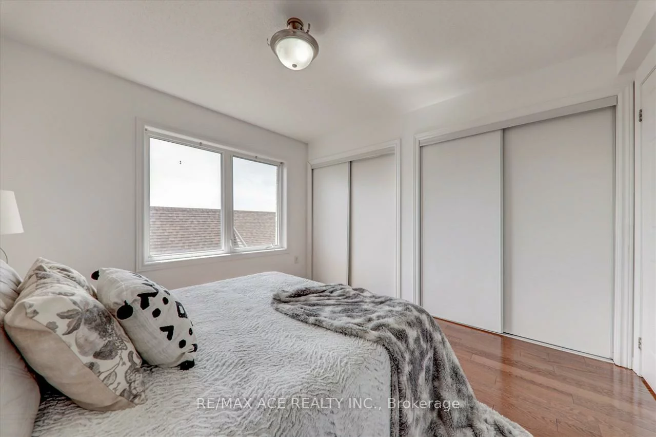43, Kawneer, Dorset Park, Toronto