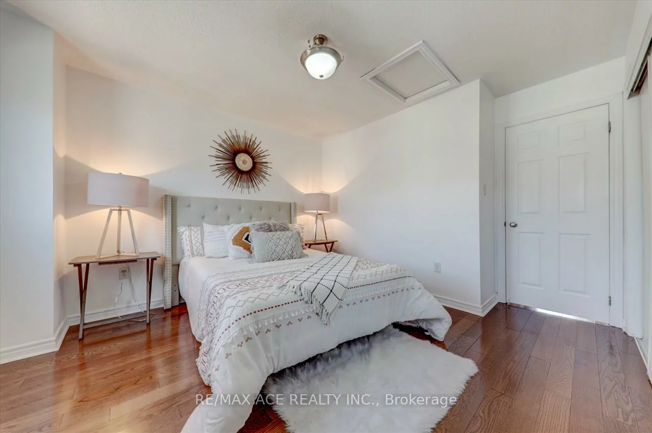 43, Kawneer, Dorset Park, Toronto