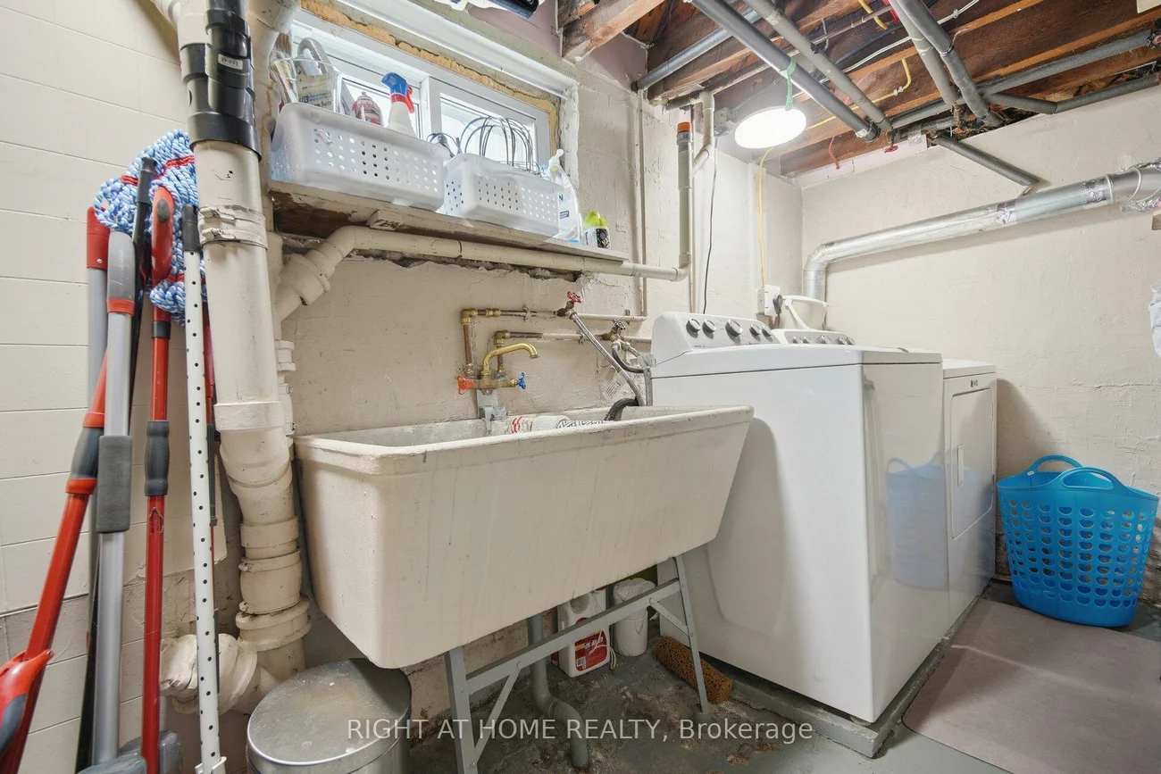 18, Vanbrugh, Birchcliffe-Cliffside, Toronto