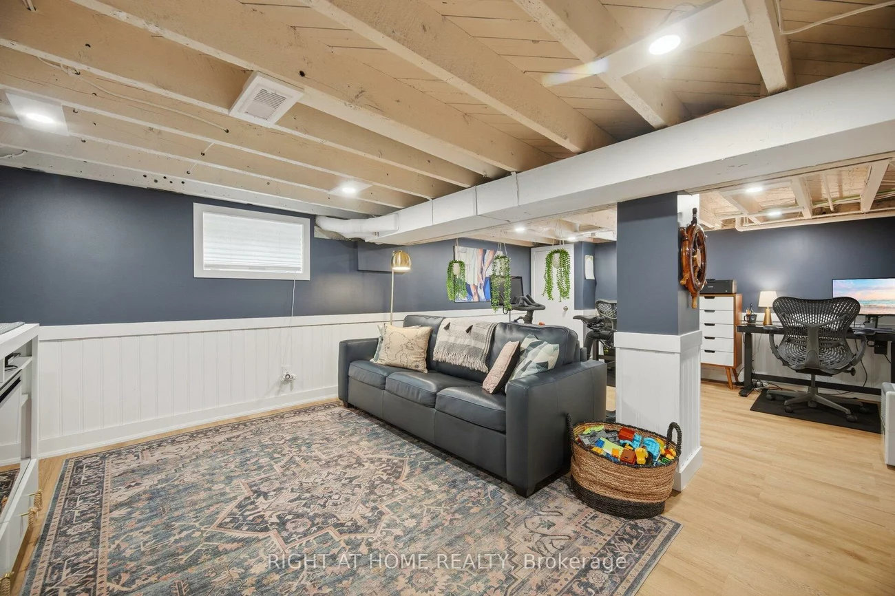 18, Vanbrugh, Birchcliffe-Cliffside, Toronto