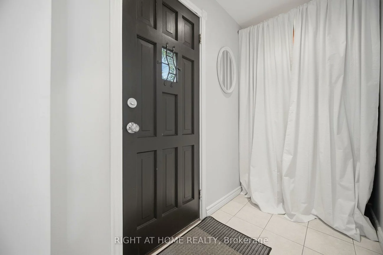18, Vanbrugh, Birchcliffe-Cliffside, Toronto