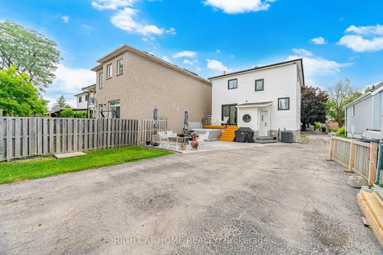 18, Vanbrugh, Birchcliffe-Cliffside, Toronto
