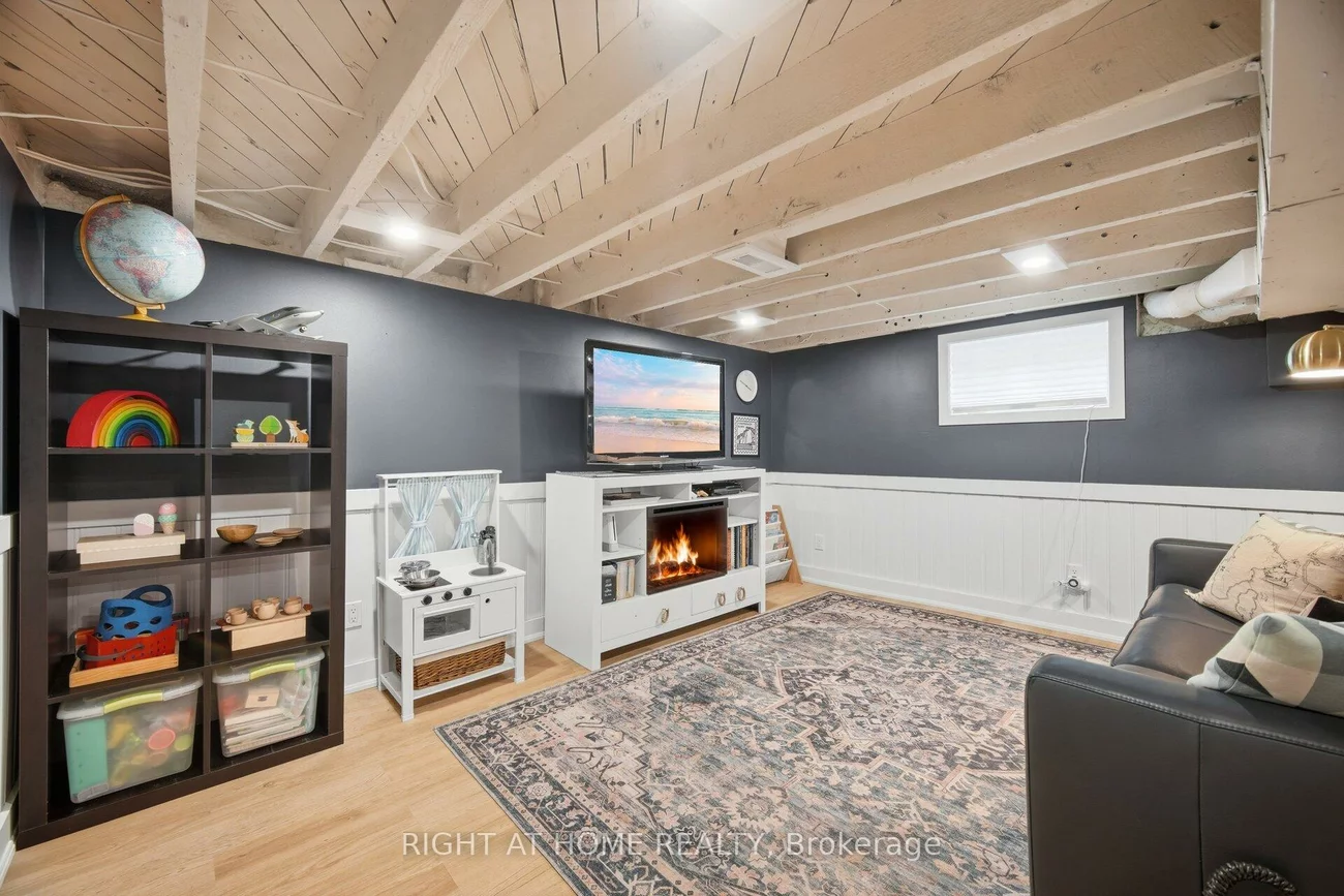 18, Vanbrugh, Birchcliffe-Cliffside, Toronto