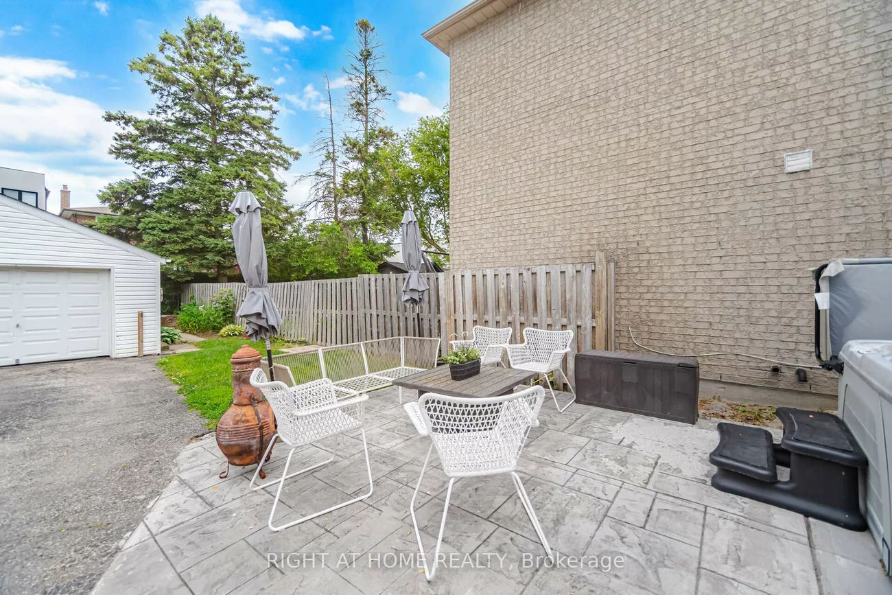 18, Vanbrugh, Birchcliffe-Cliffside, Toronto