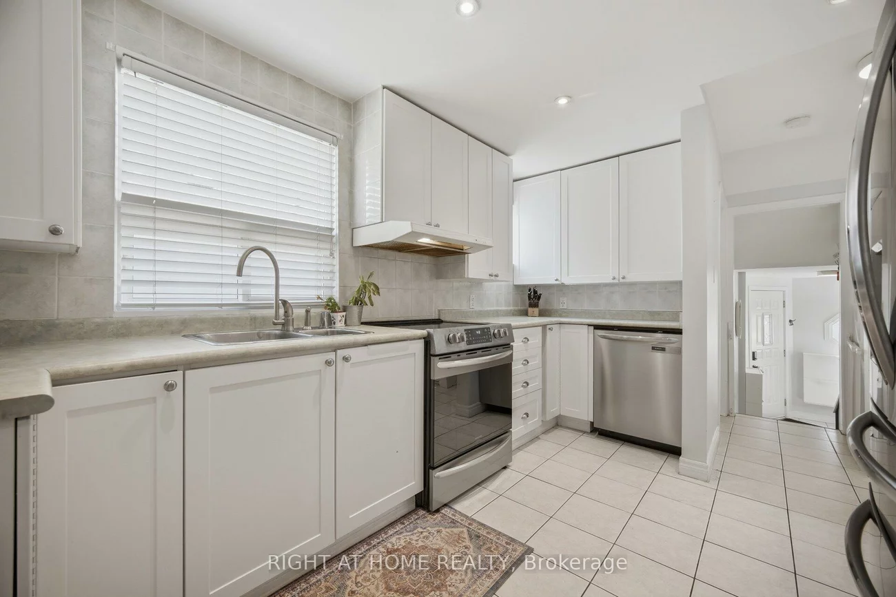 18, Vanbrugh, Birchcliffe-Cliffside, Toronto