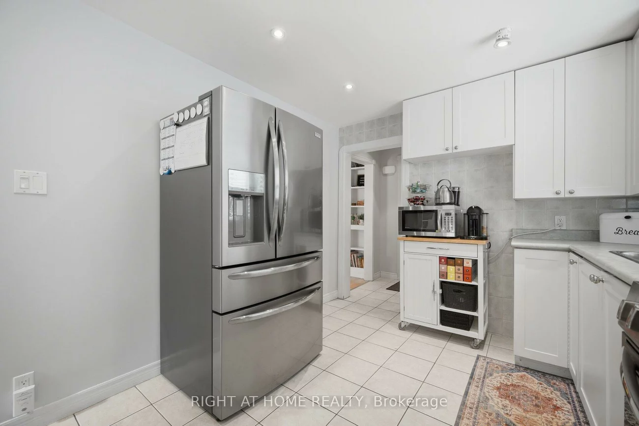 18, Vanbrugh, Birchcliffe-Cliffside, Toronto