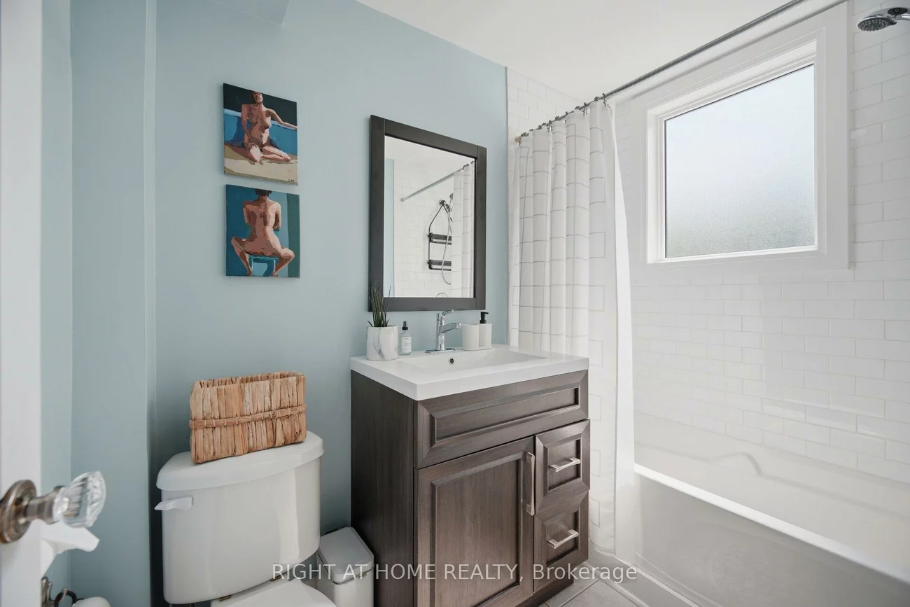 18, Vanbrugh, Birchcliffe-Cliffside, Toronto