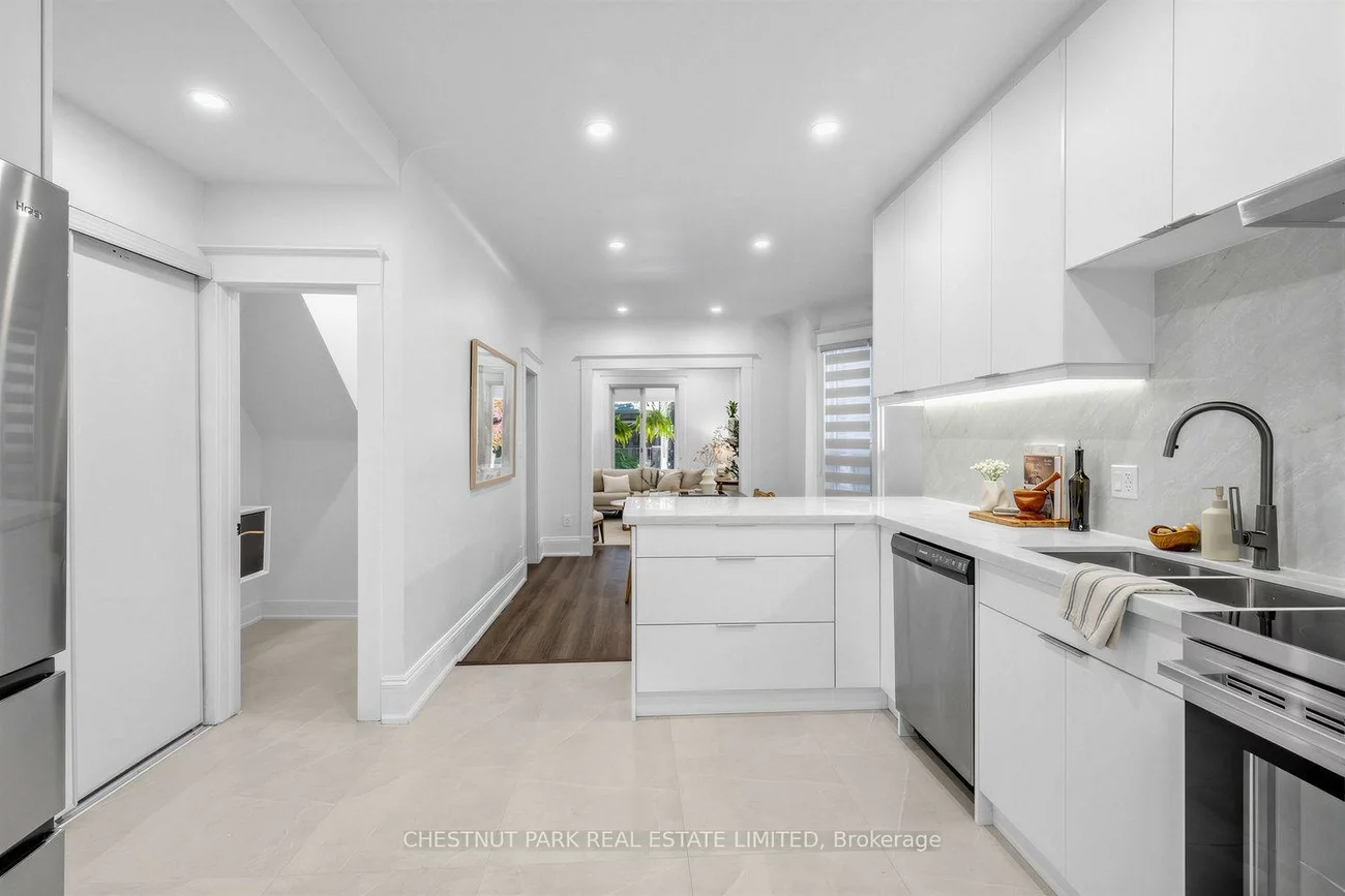 89, Dearbourne, North Riverdale, Toronto