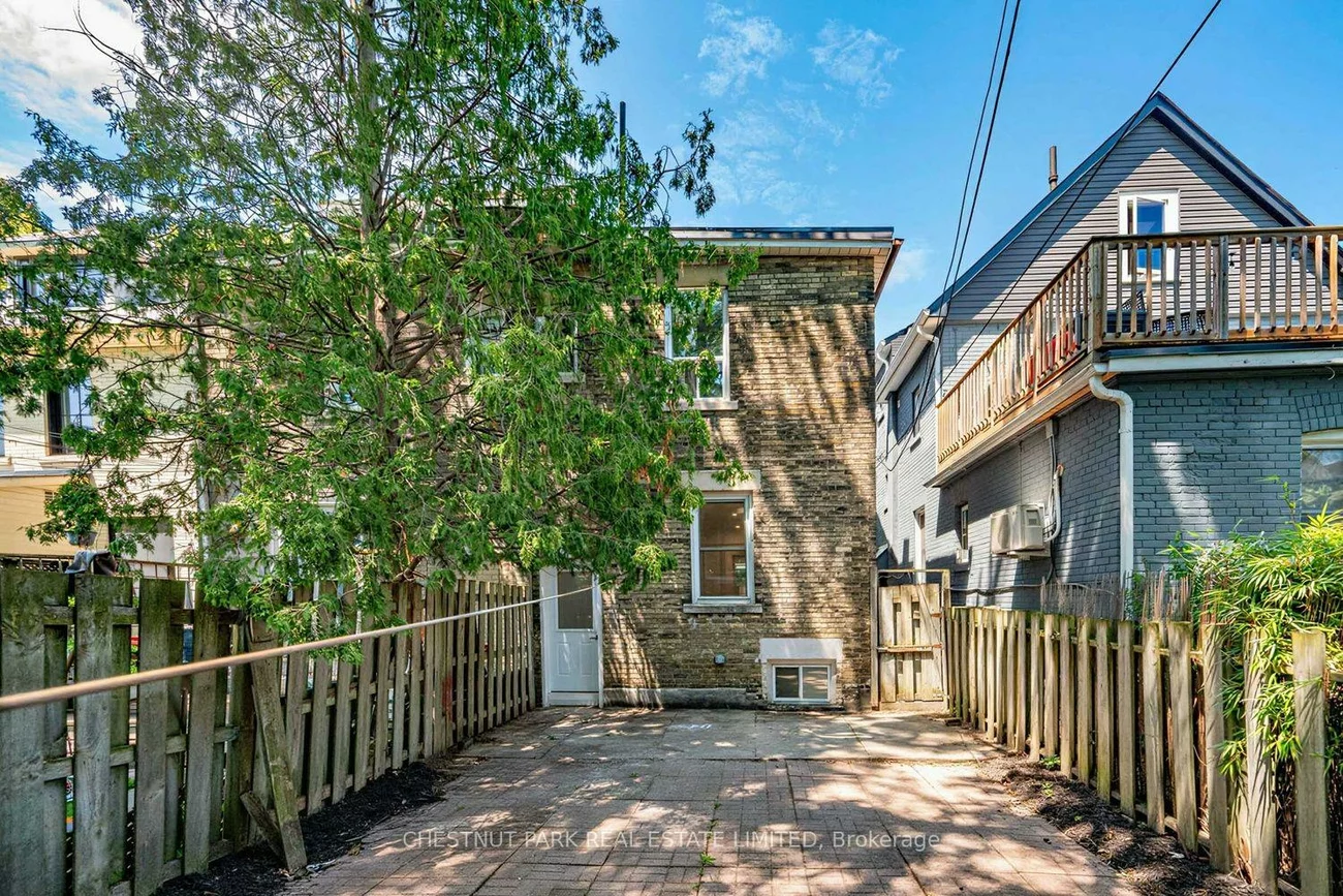 89, Dearbourne, North Riverdale, Toronto