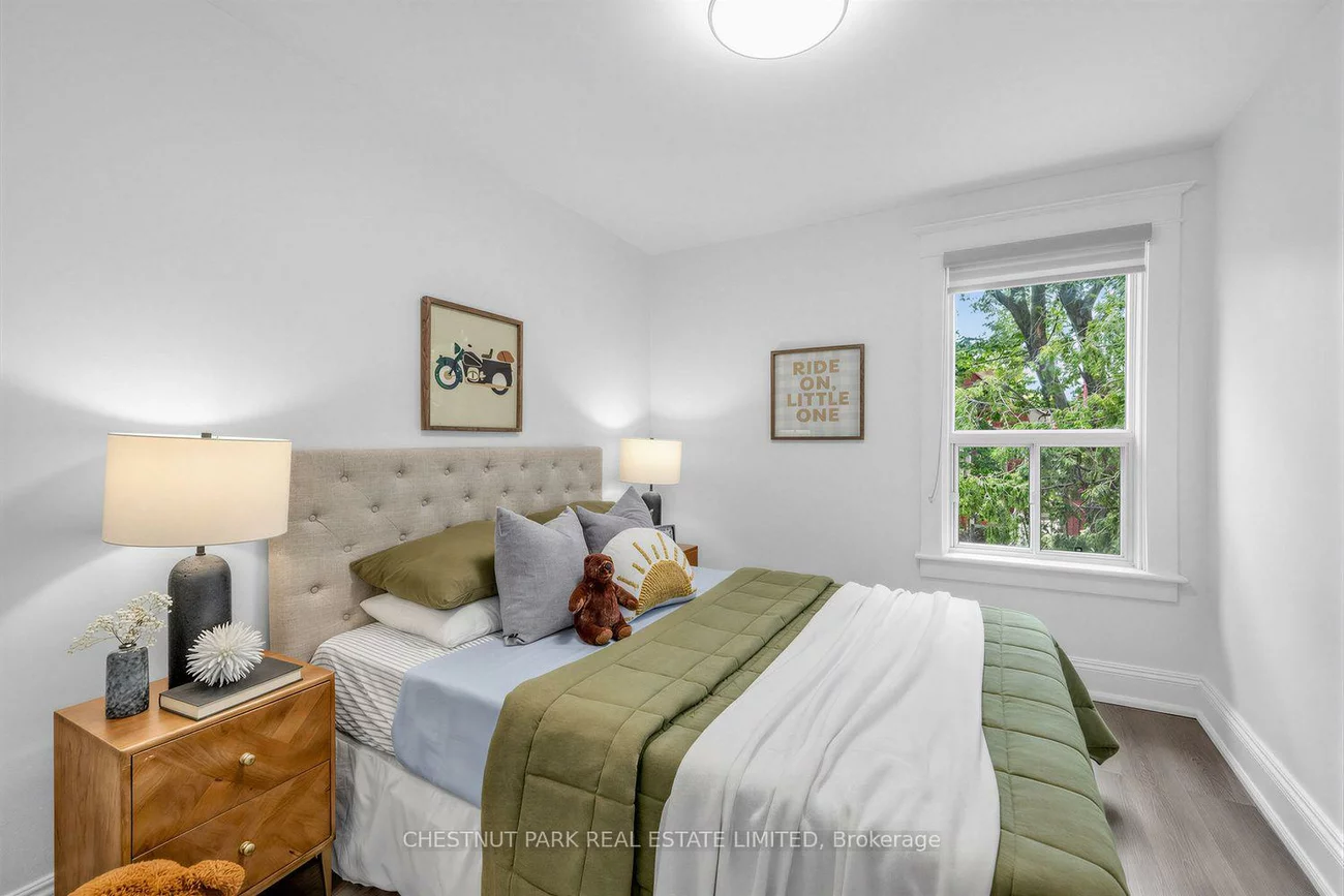 89, Dearbourne, North Riverdale, Toronto