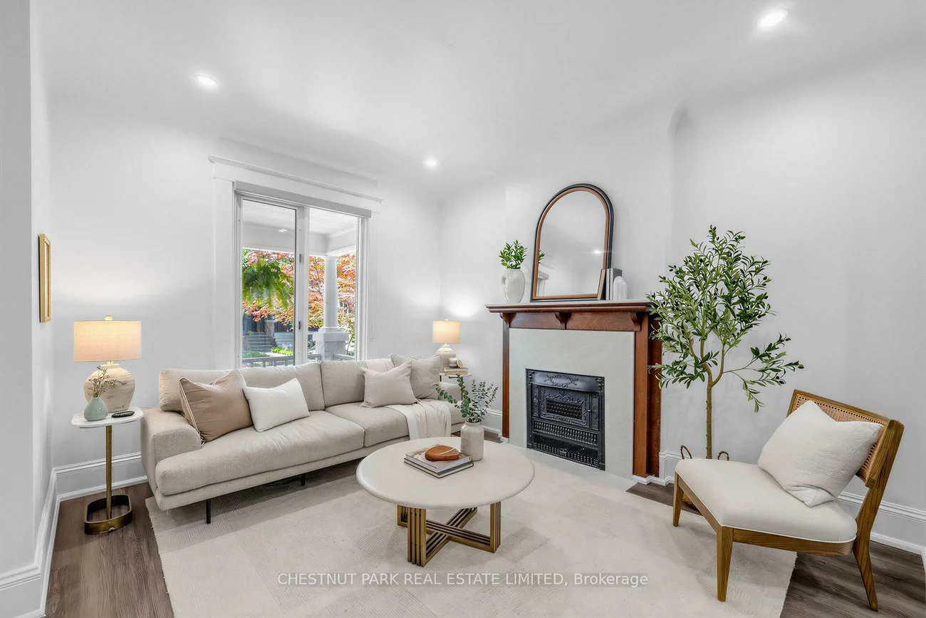 89, Dearbourne, North Riverdale, Toronto