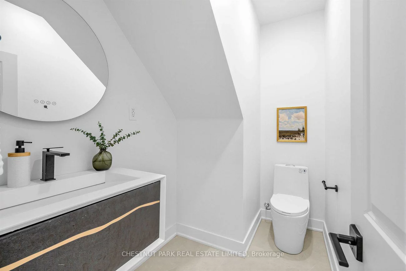 89, Dearbourne, North Riverdale, Toronto
