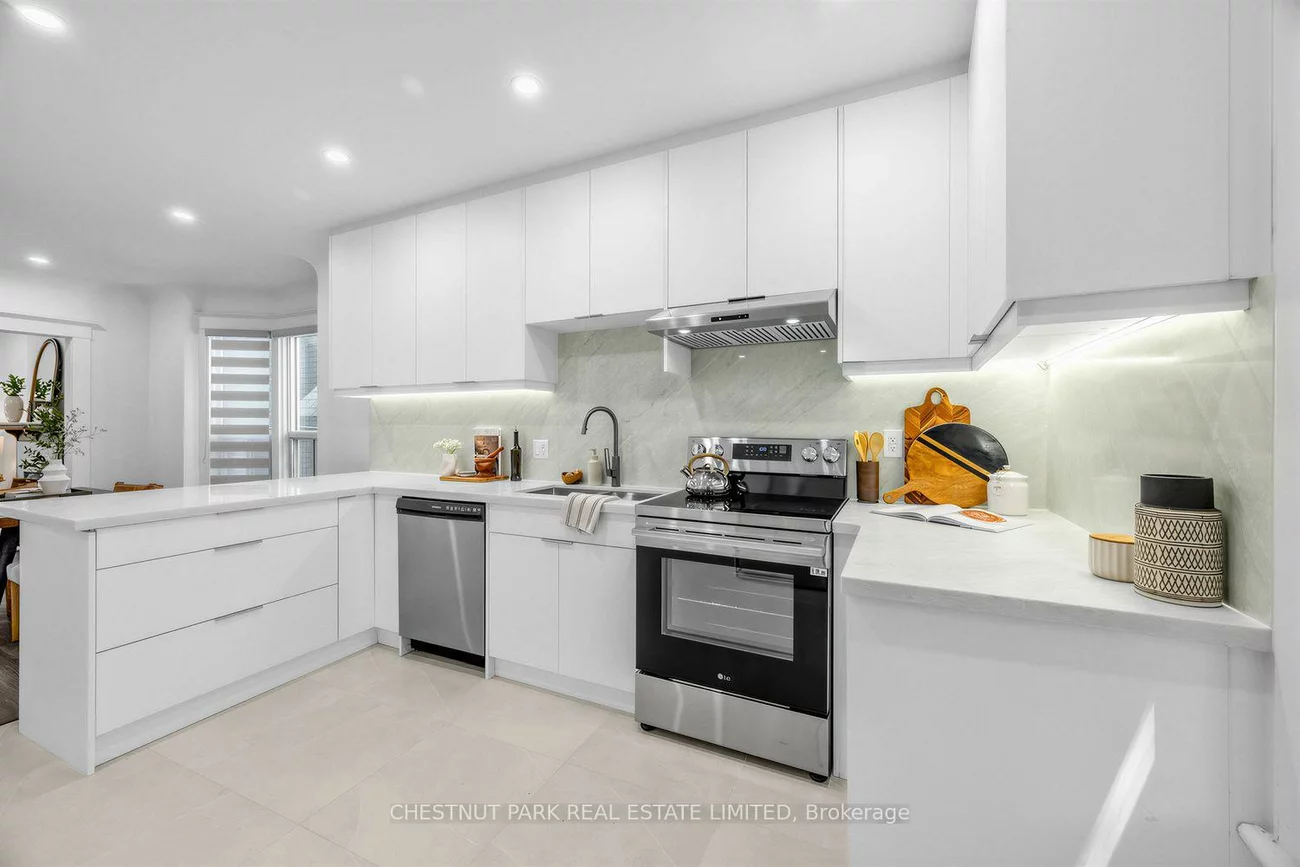 89, Dearbourne, North Riverdale, Toronto