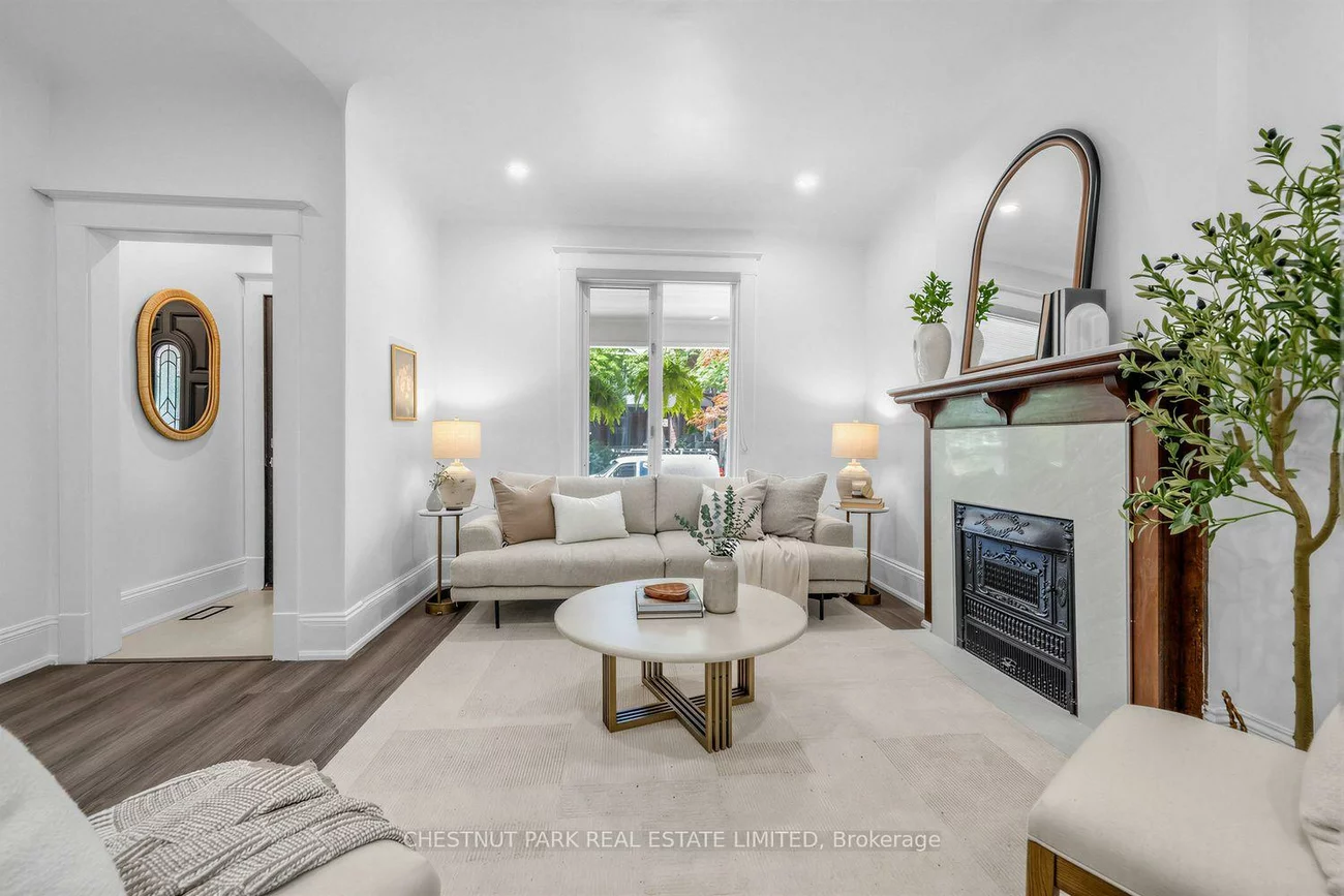 89, Dearbourne, North Riverdale, Toronto