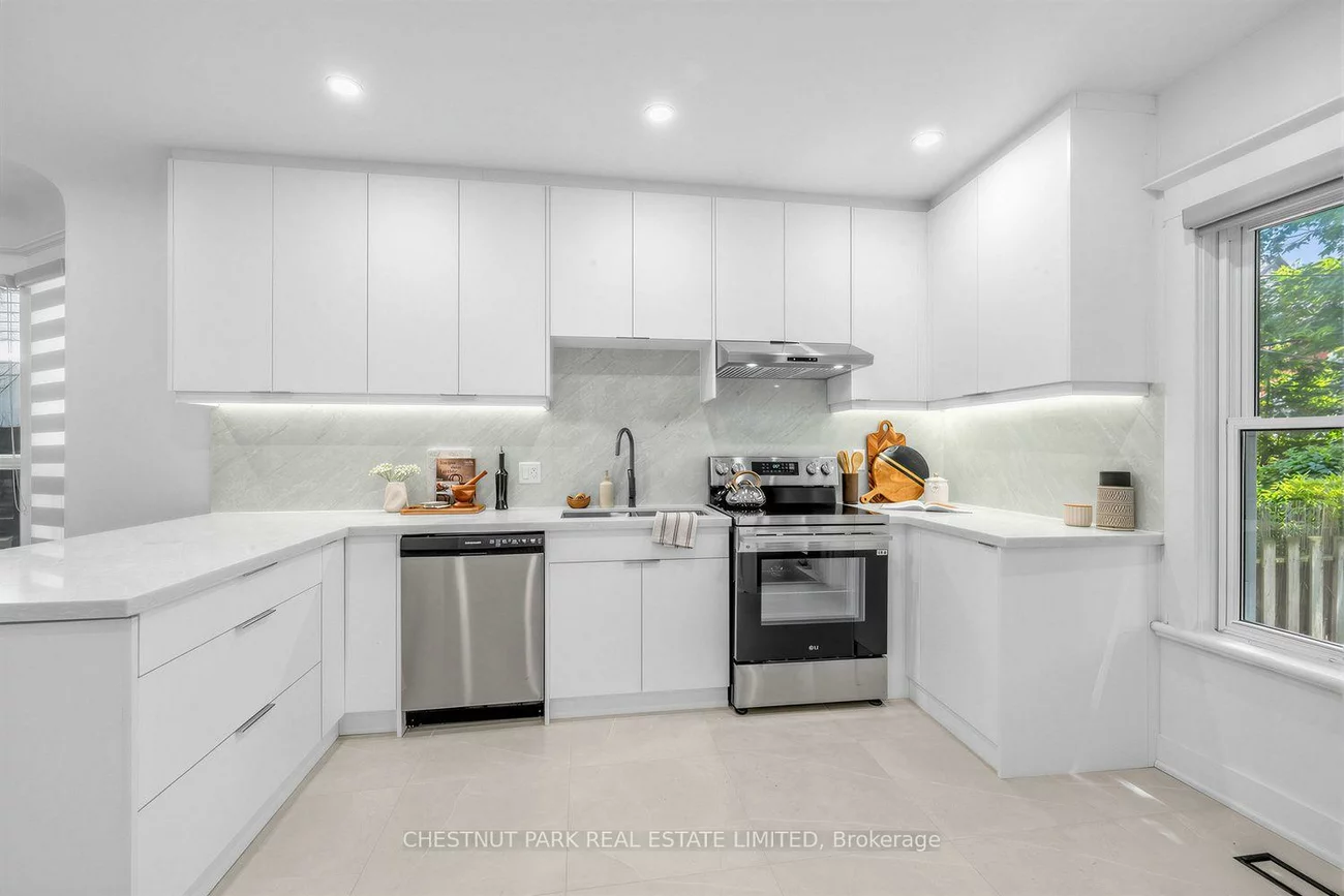 89, Dearbourne, North Riverdale, Toronto