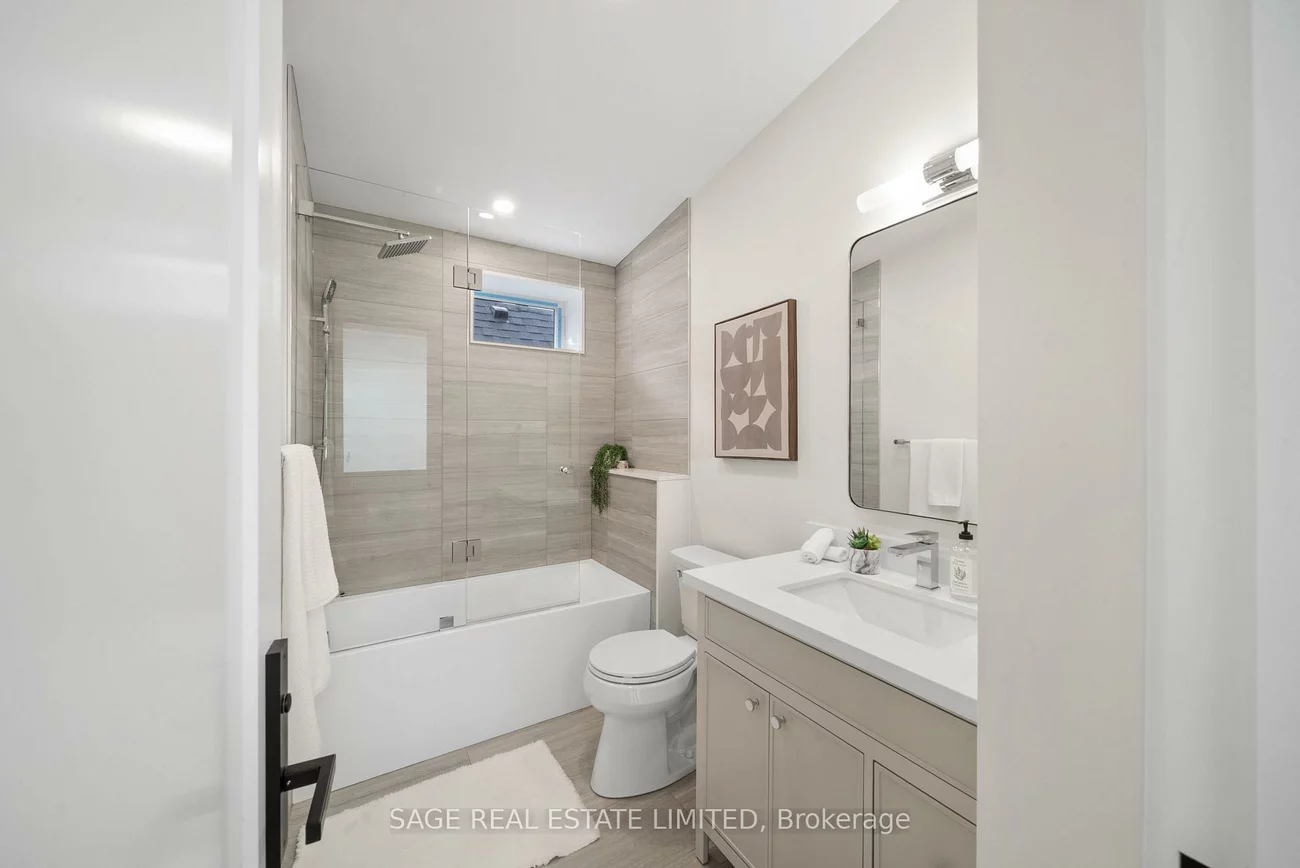 116, Lee, The Beaches, Toronto