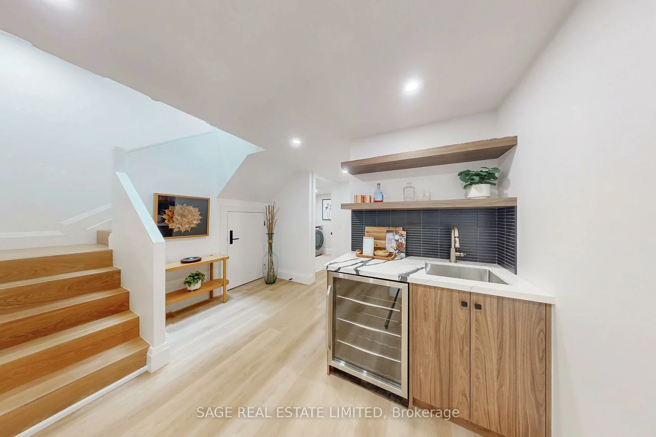 116, Lee, The Beaches, Toronto