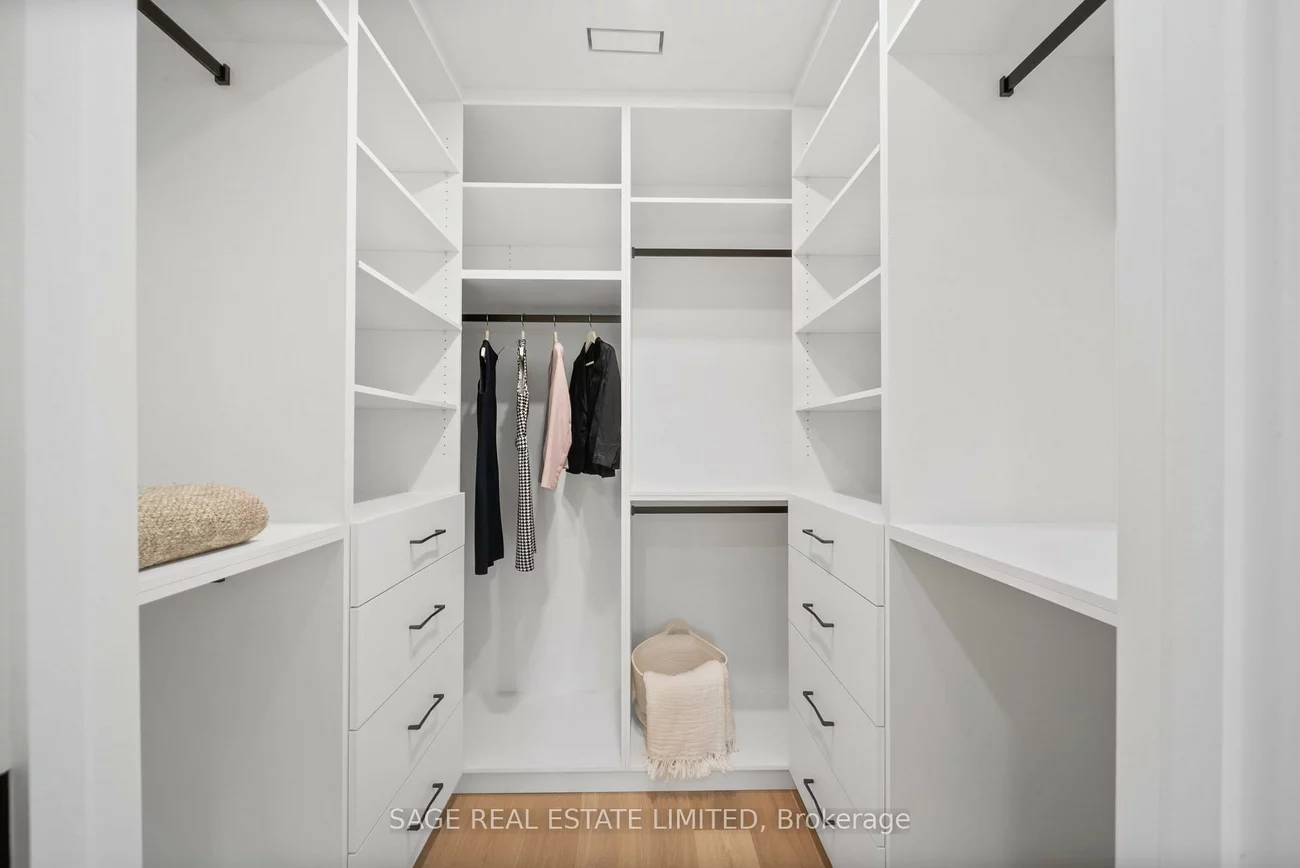 116, Lee, The Beaches, Toronto