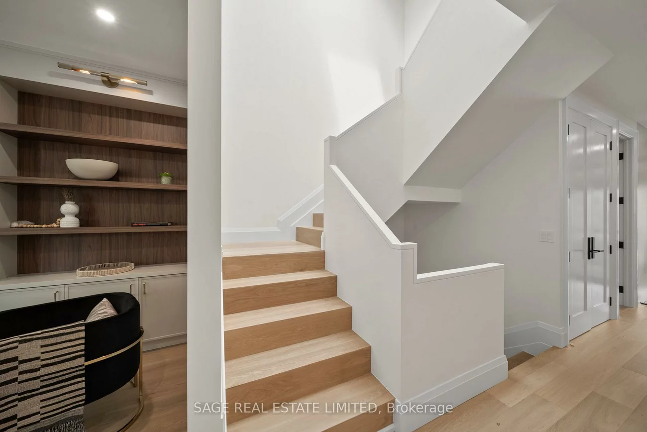 116, Lee, The Beaches, Toronto