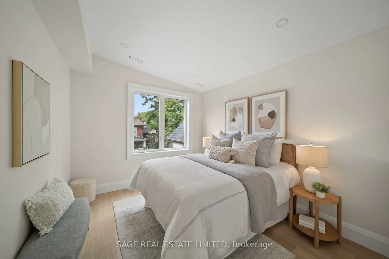 116, Lee, The Beaches, Toronto