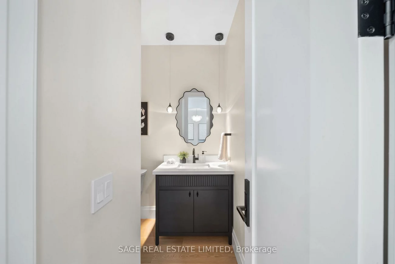 116, Lee, The Beaches, Toronto
