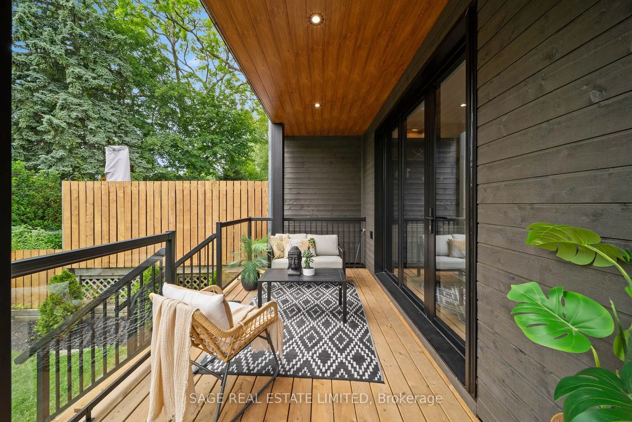 116, Lee, The Beaches, Toronto