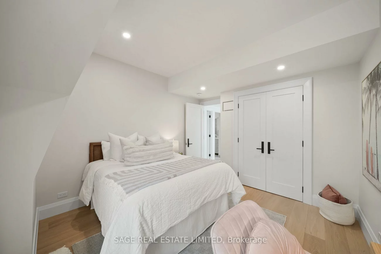 116, Lee, The Beaches, Toronto