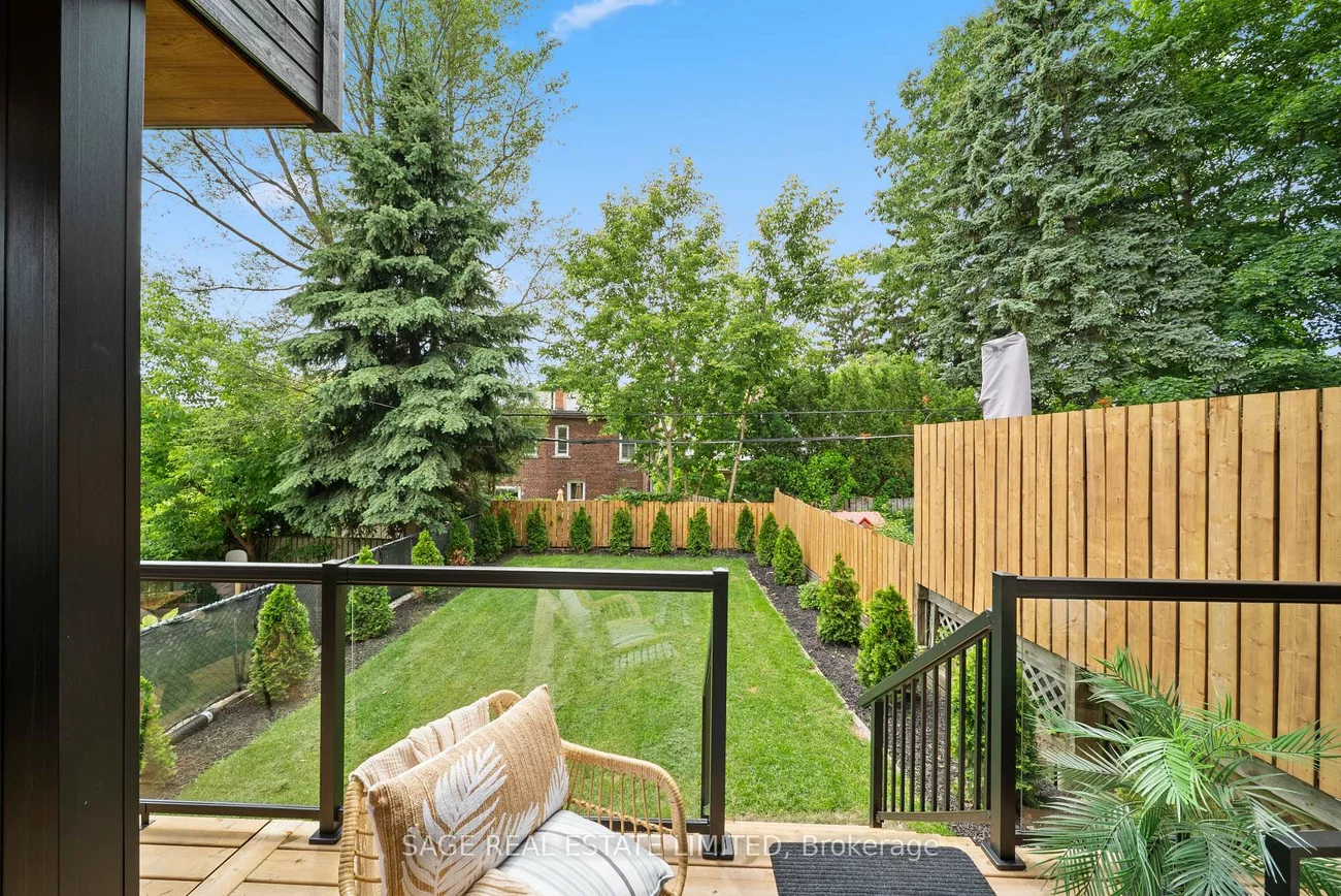116, Lee, The Beaches, Toronto