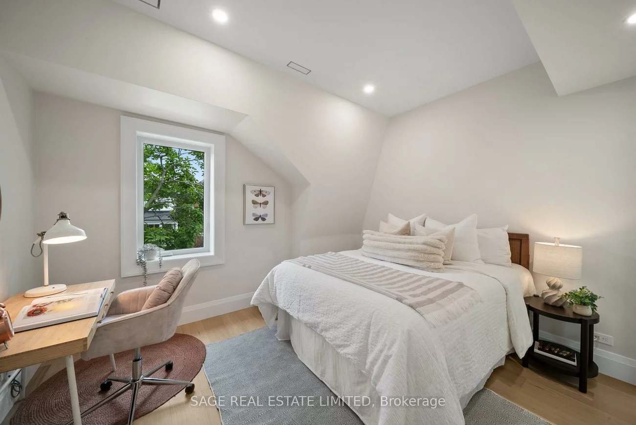 116, Lee, The Beaches, Toronto