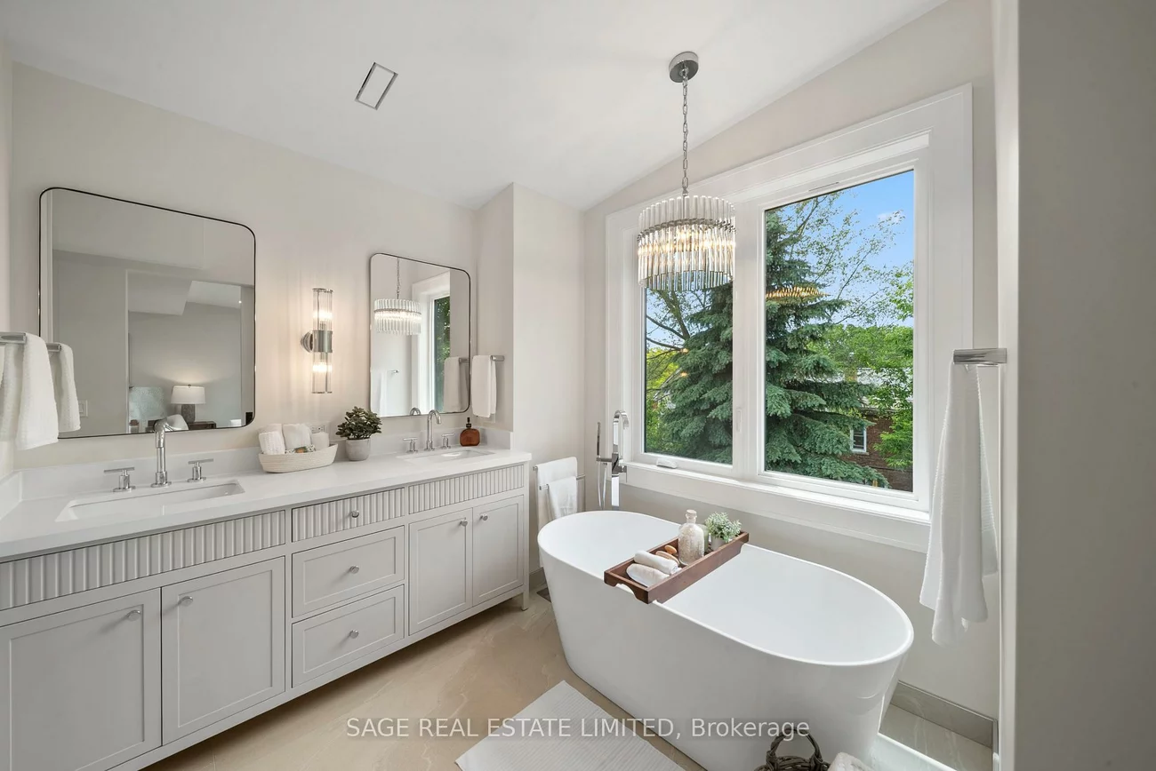 116, Lee, The Beaches, Toronto