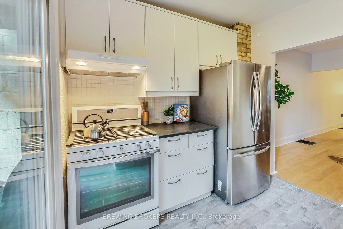 98, Moberly, Woodbine Corridor, Toronto