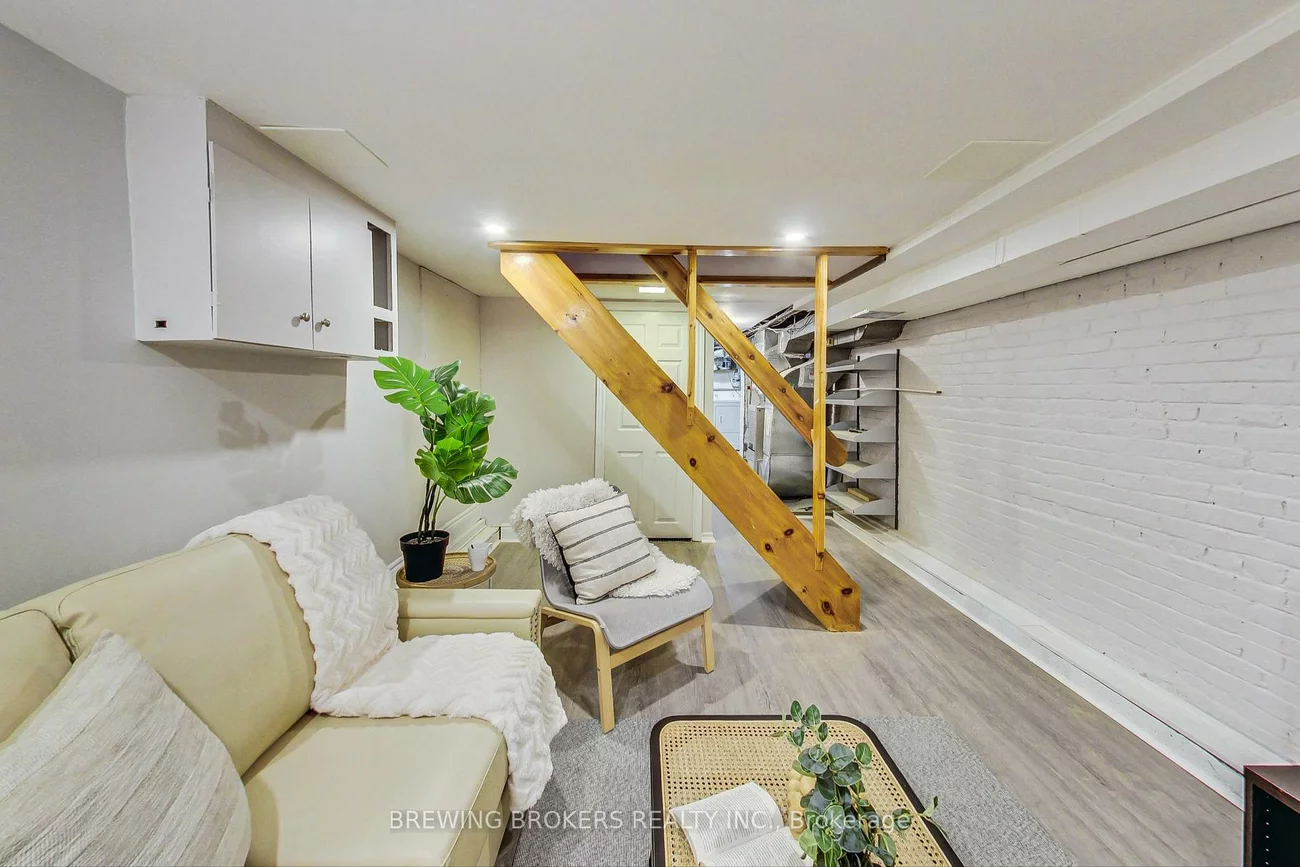 98, Moberly, Woodbine Corridor, Toronto