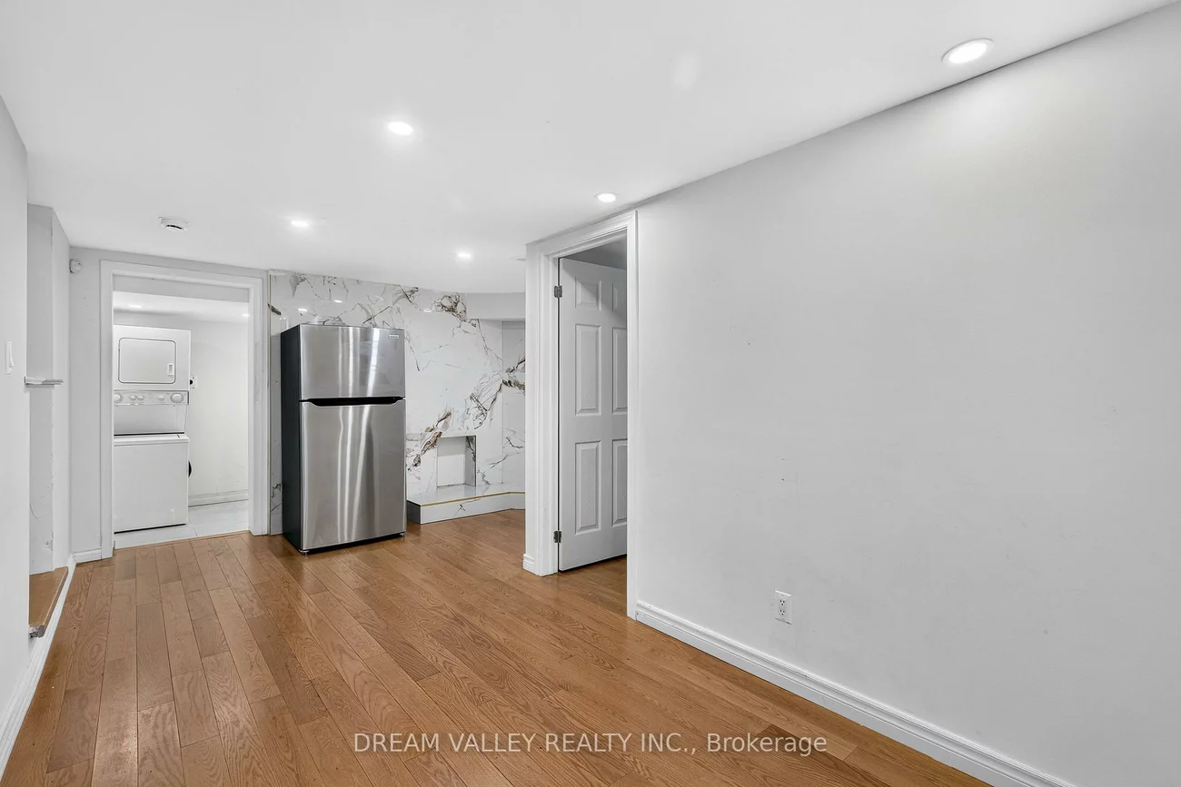 51, Sloley, Cliffcrest, Toronto