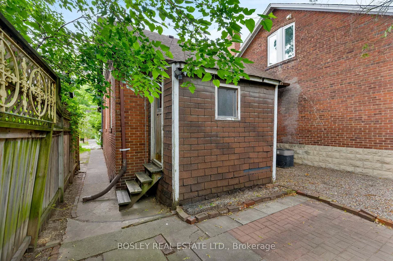 247, Gainsborough, Woodbine Corridor, Toronto