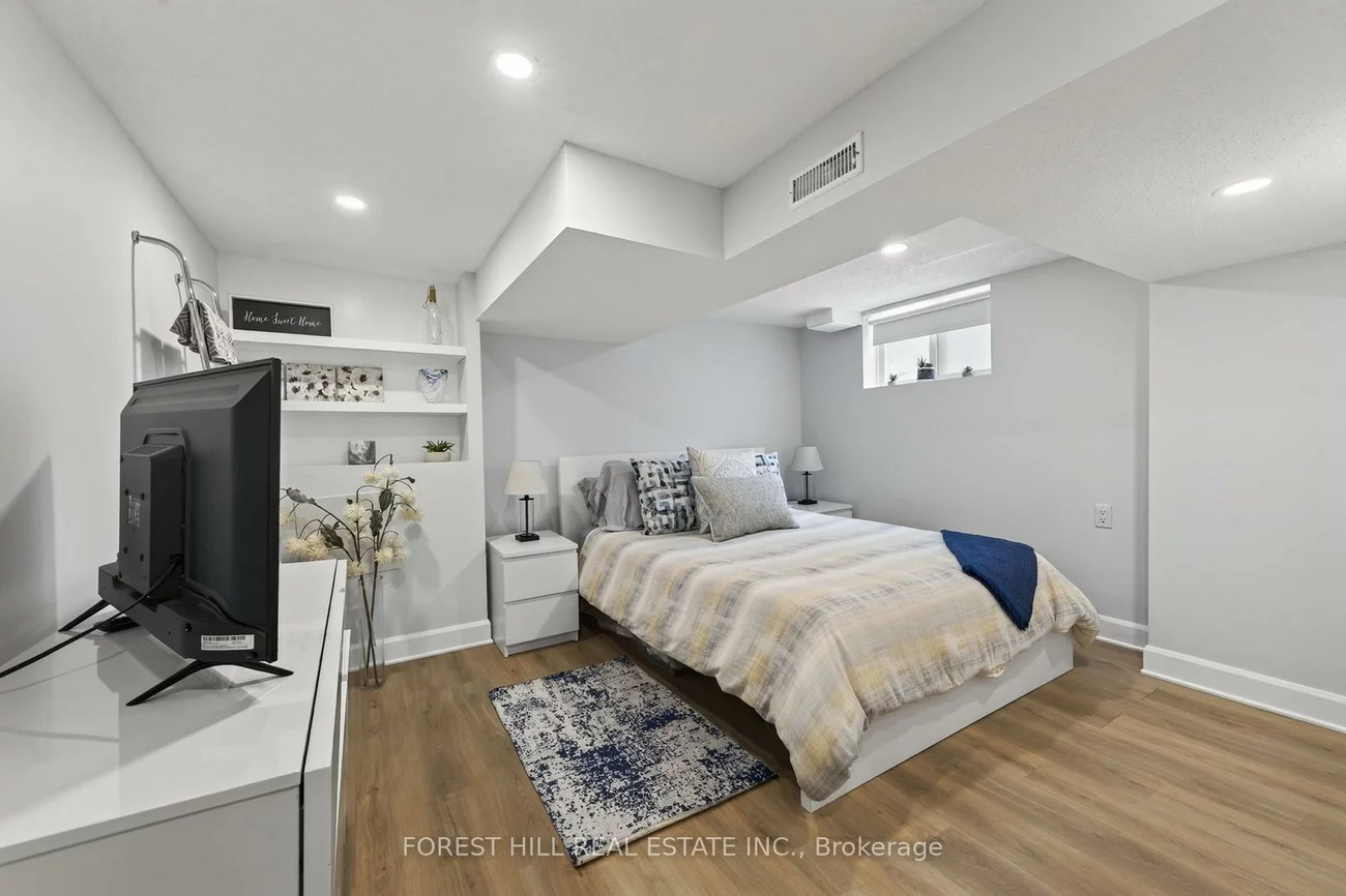 1040, Woodbine, Danforth, Toronto