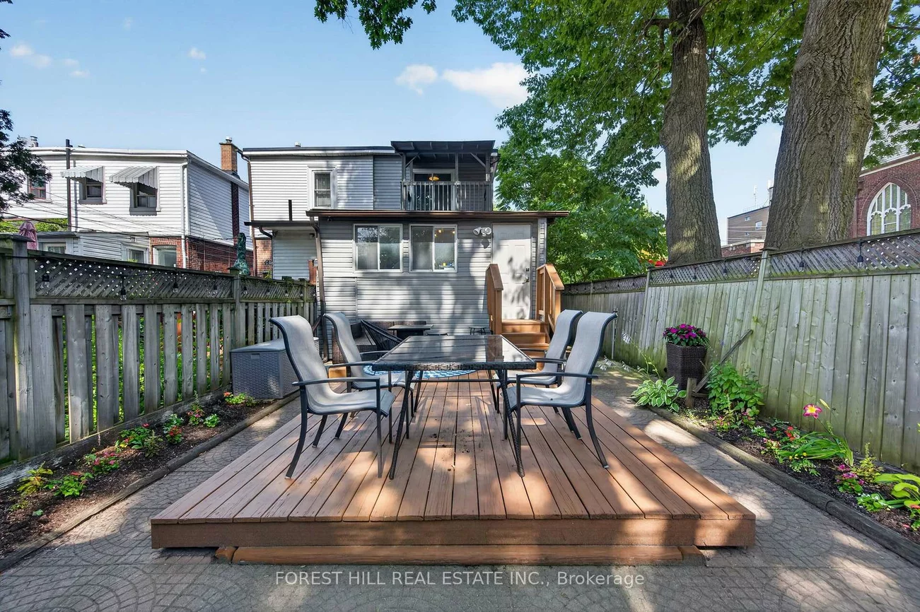 1040, Woodbine, Danforth, Toronto