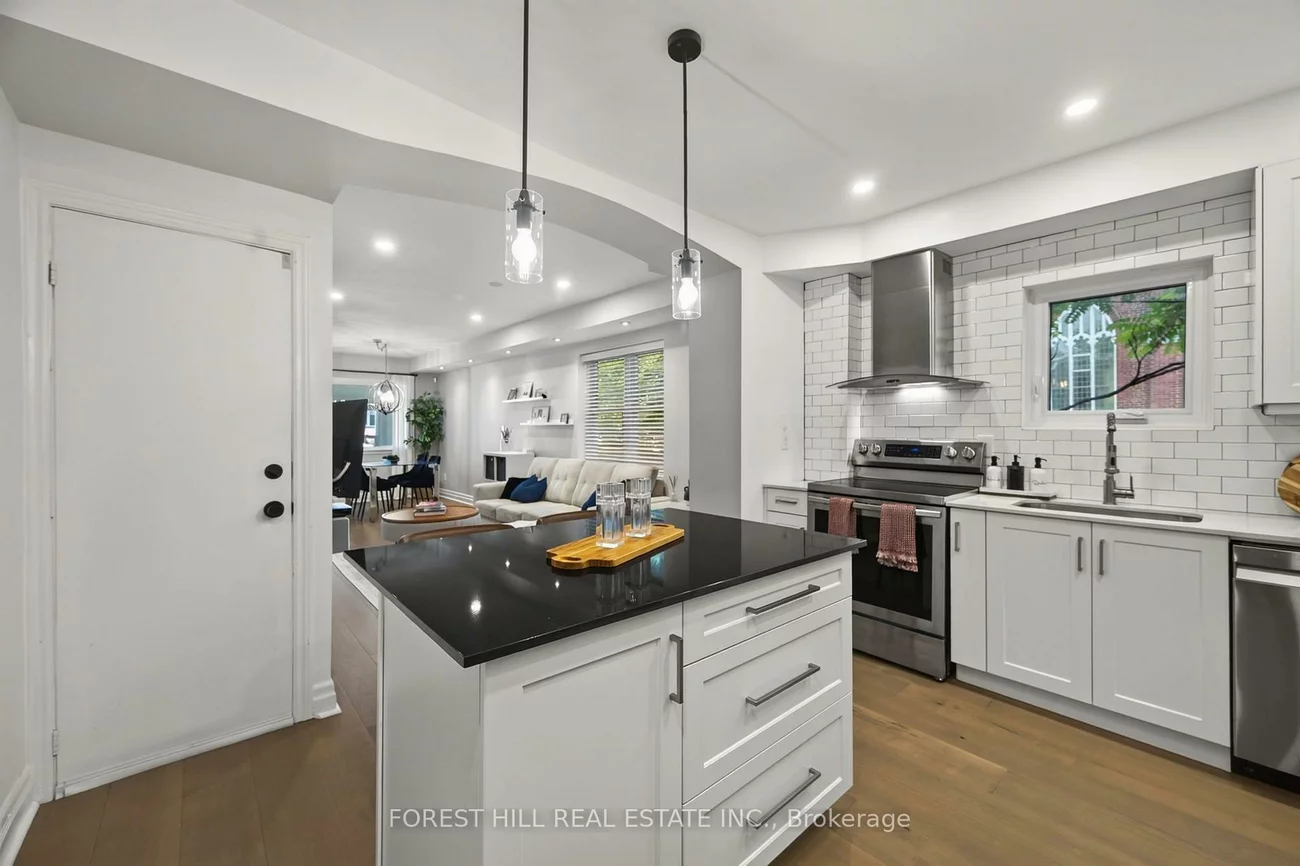 1040, Woodbine, Danforth, Toronto