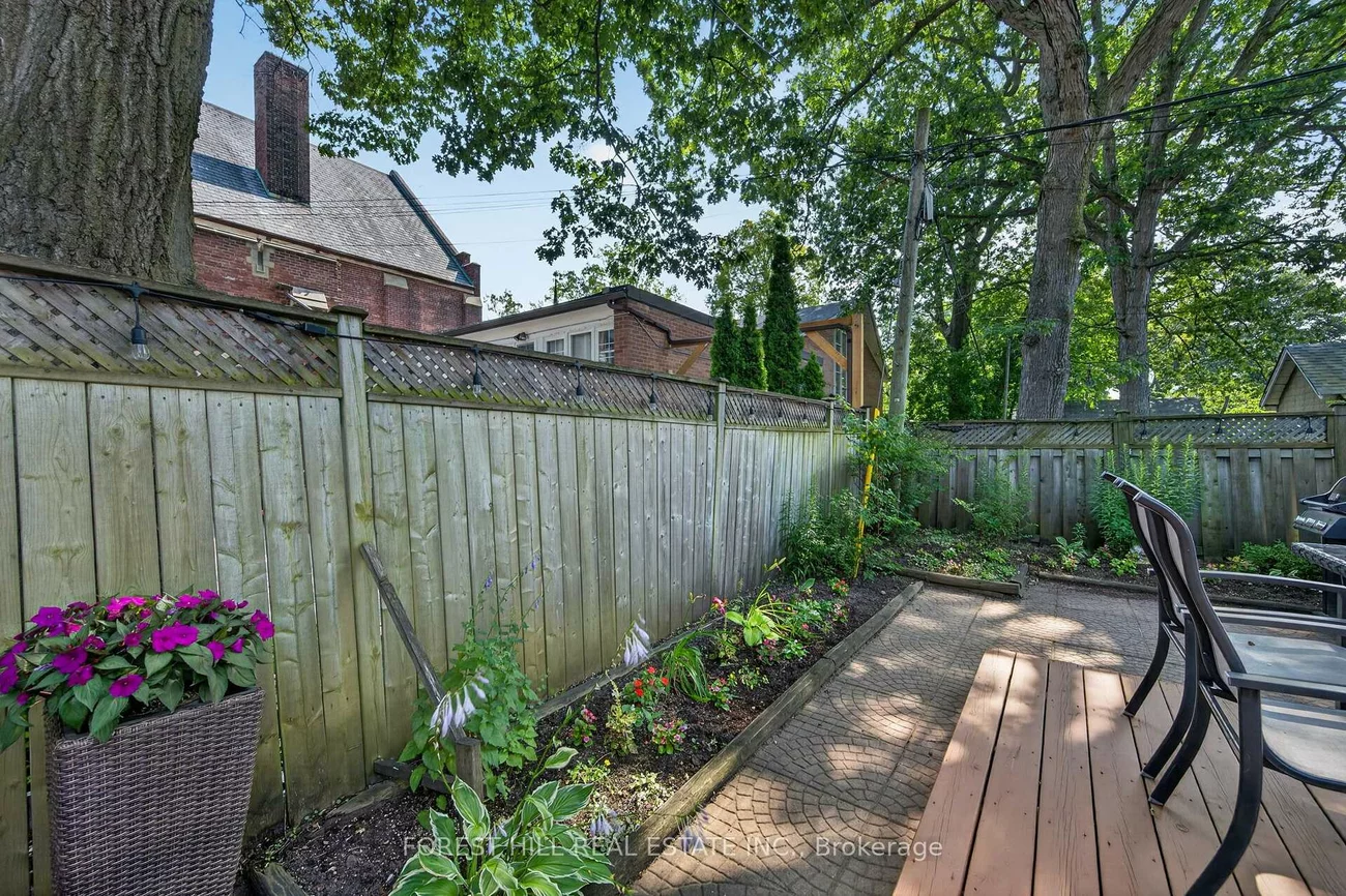 1040, Woodbine, Danforth, Toronto