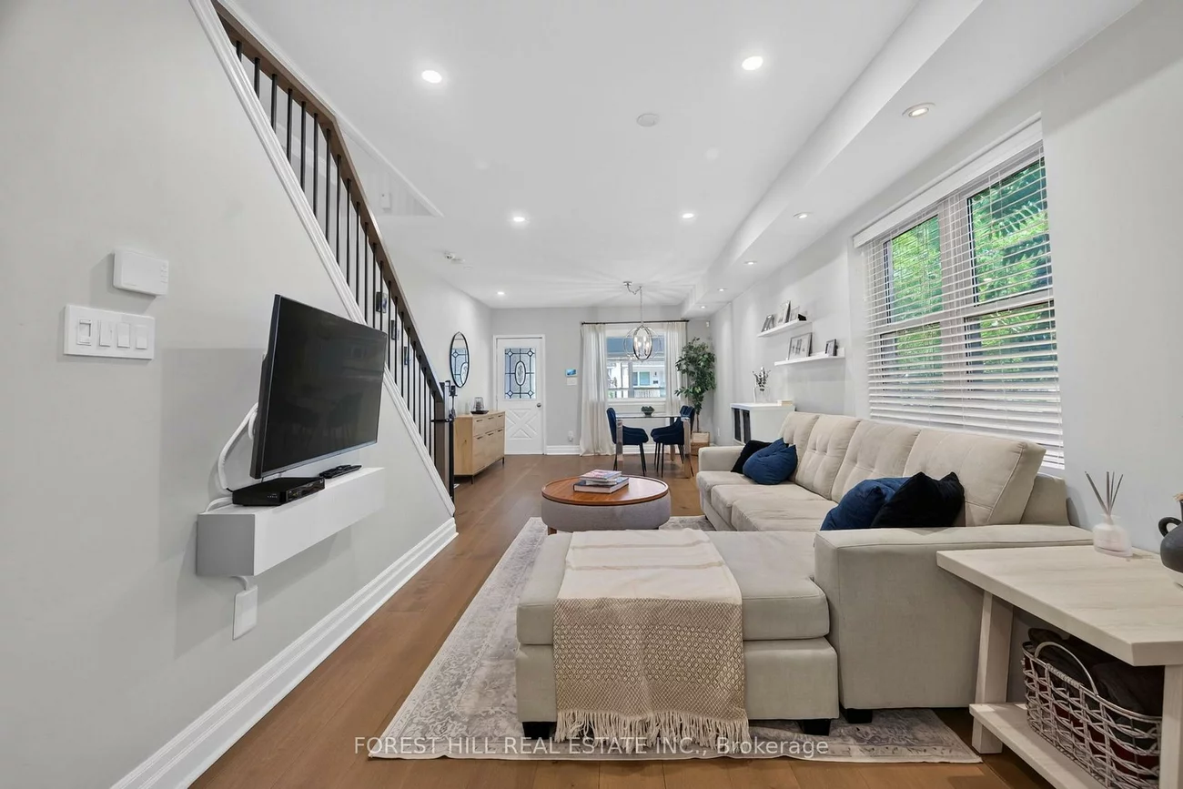 1040, Woodbine, Danforth, Toronto