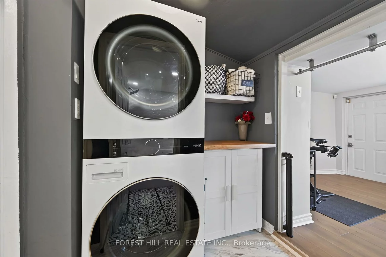 1040, Woodbine, Danforth, Toronto