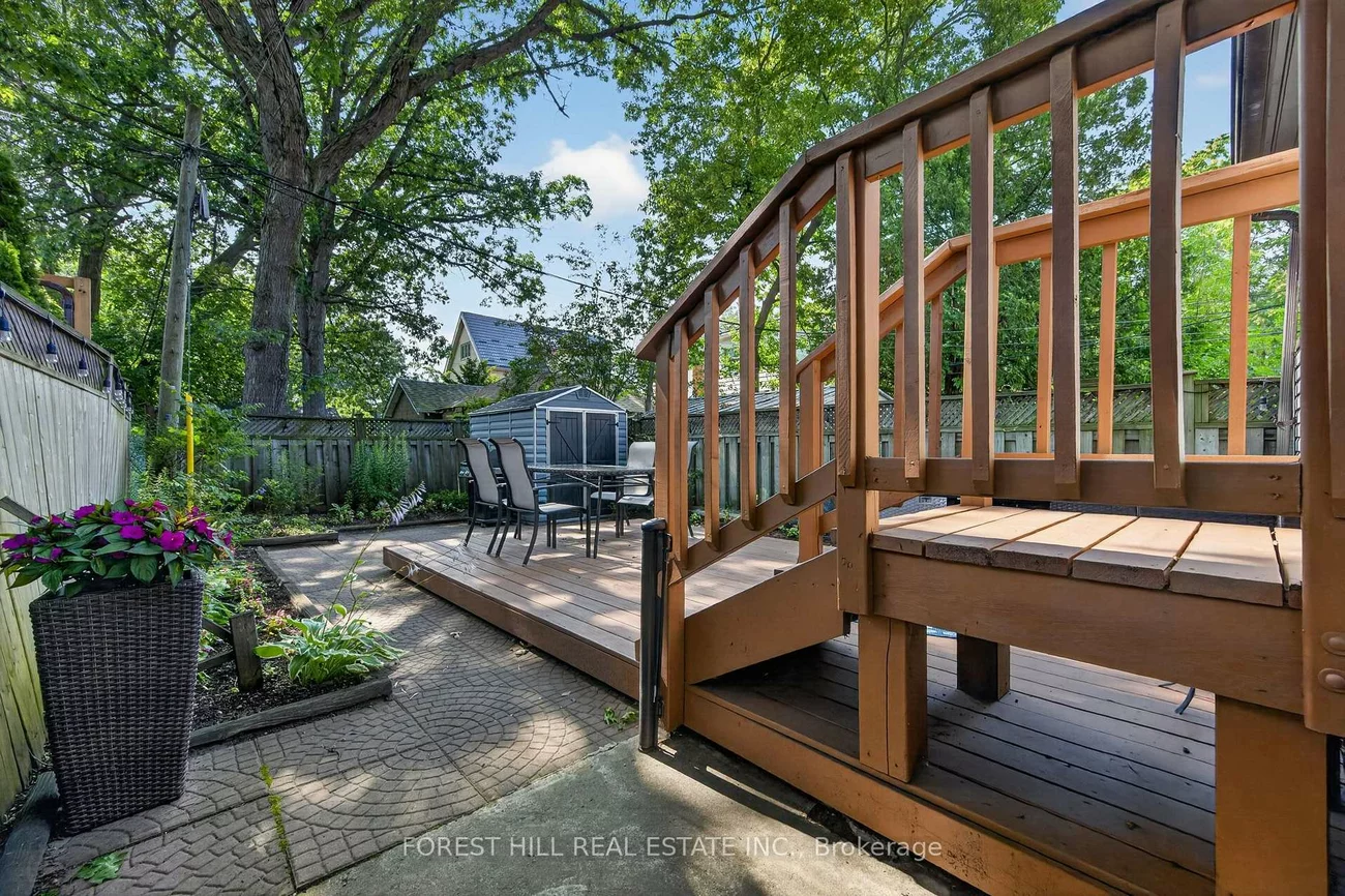 1040, Woodbine, Danforth, Toronto