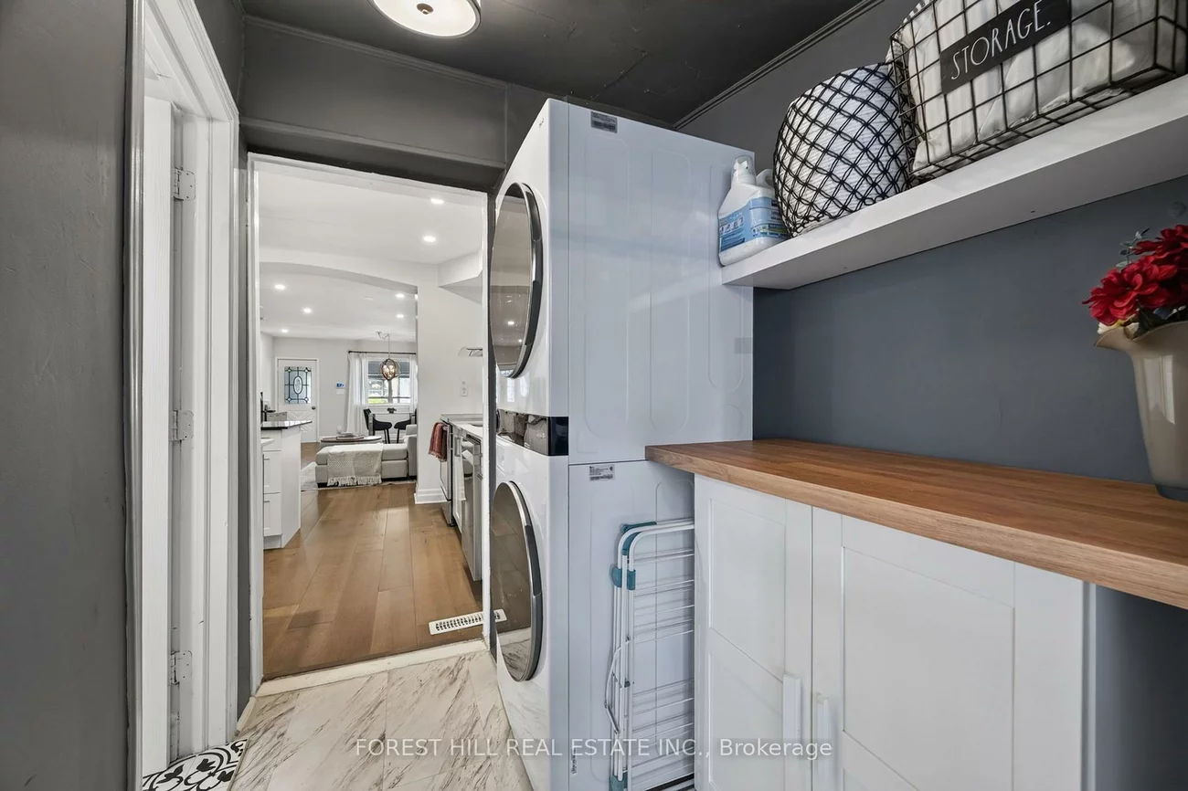 1040, Woodbine, Danforth, Toronto