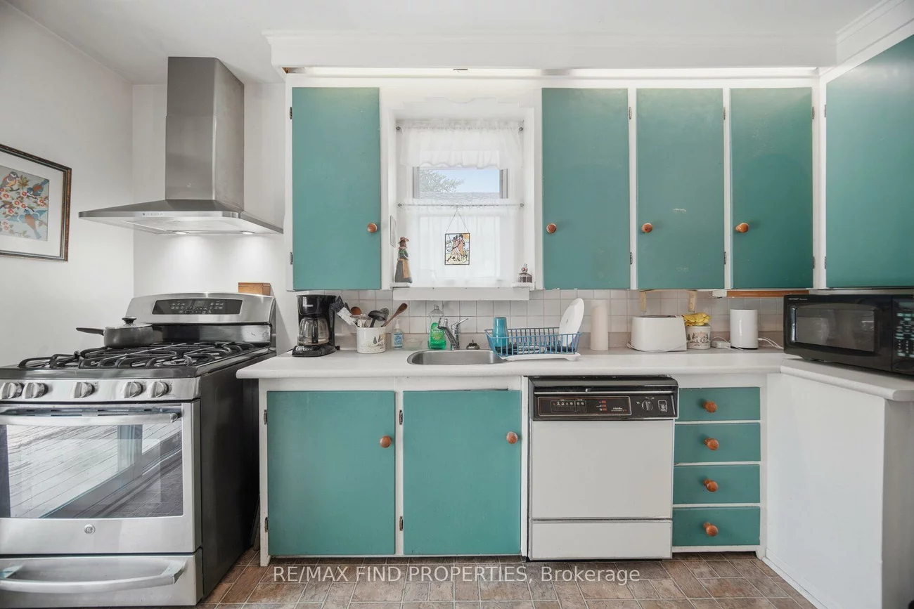 36, Pinegrove, Birchcliffe-Cliffside, Toronto
