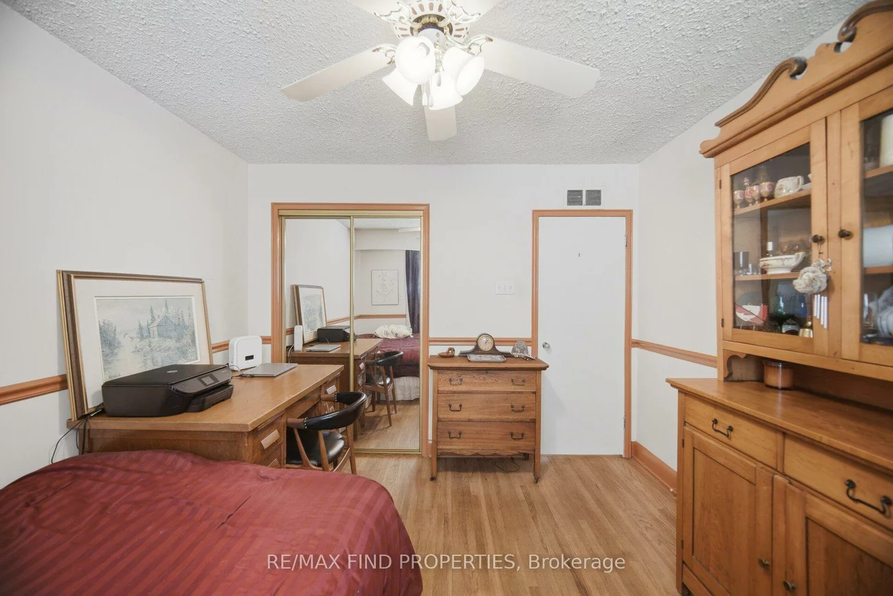 36, Pinegrove, Birchcliffe-Cliffside, Toronto