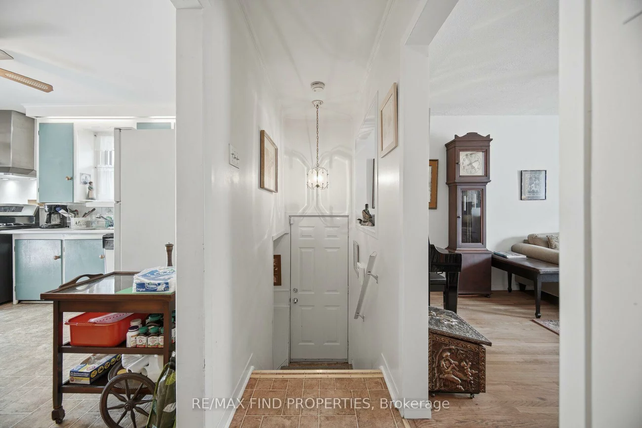 36, Pinegrove, Birchcliffe-Cliffside, Toronto