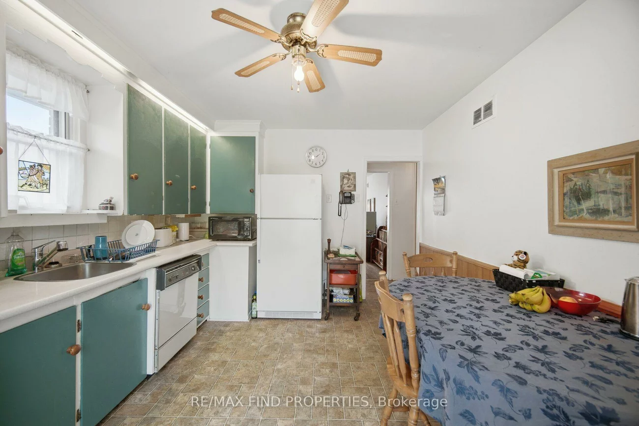 36, Pinegrove, Birchcliffe-Cliffside, Toronto