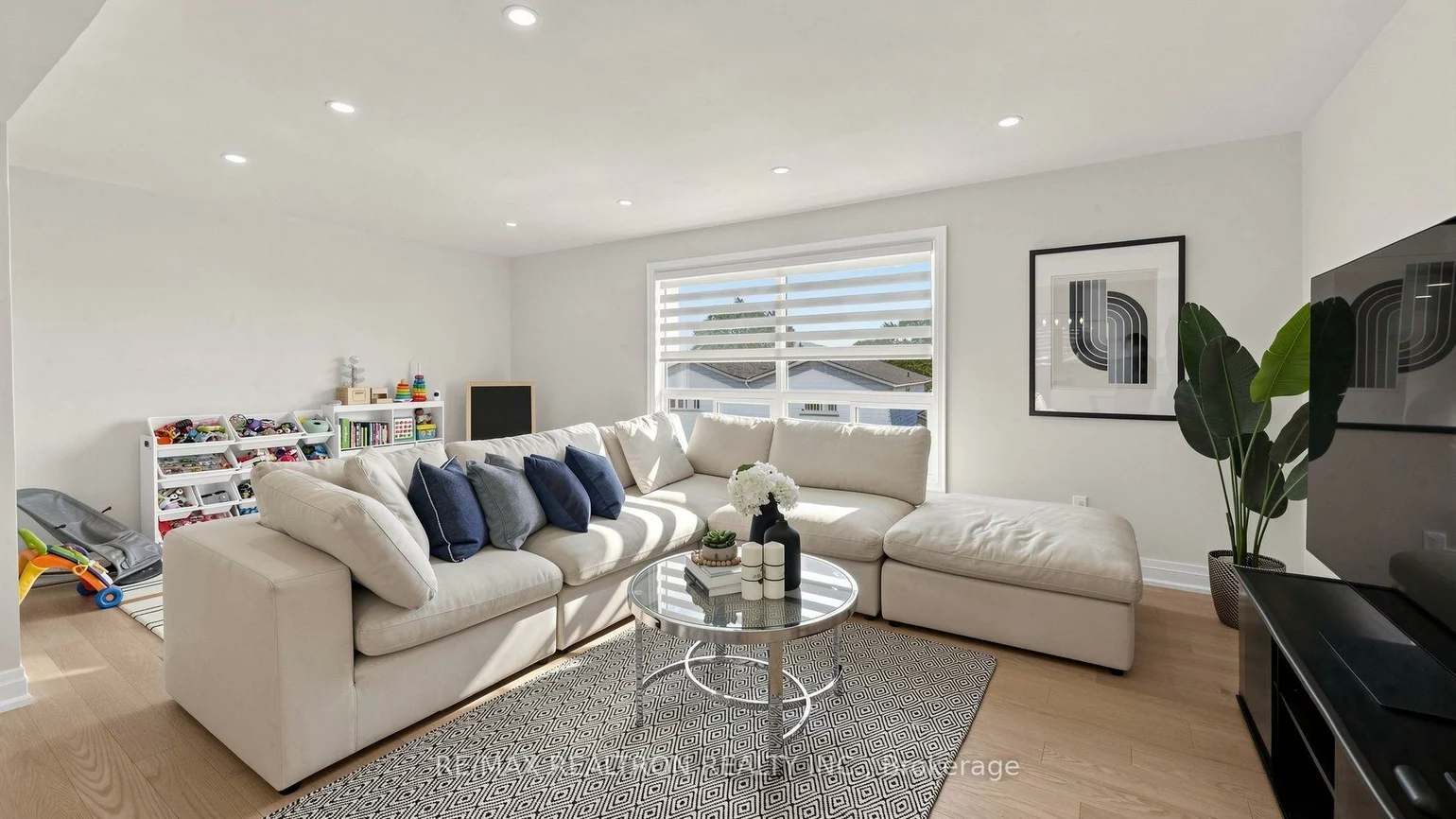 2221, Warden, Tam O'Shanter-Sullivan, Toronto